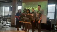 Penyerahan simbolis 8.769 buku donasi dari konsumen Starbucks Indonesia kepada Yayasan ISCO dan Yayasan Sahabat Anak. (dok. Liputan6.com/Rusmia Nely)