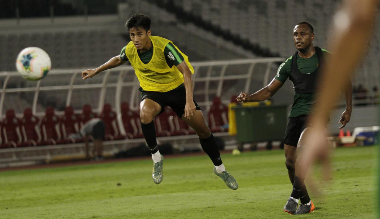 Pemain Timnas Indonesia, Hanif Sjahbandi, melepaskan tendangn saat latihan jelang laga kualifikasi Piala Dunia di SUGBK, Jakarta, Senin (2/9). Indonesia akan berhadapan dengan Malaysia. (Bola.com/M Iqbal Ichsan)