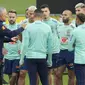 Pelatih Timnas Brasil, Tite, memberikan arahan kepada anak asuhnya saat sesi latihan di Turin, Italia. (AP/Luca Bruno)