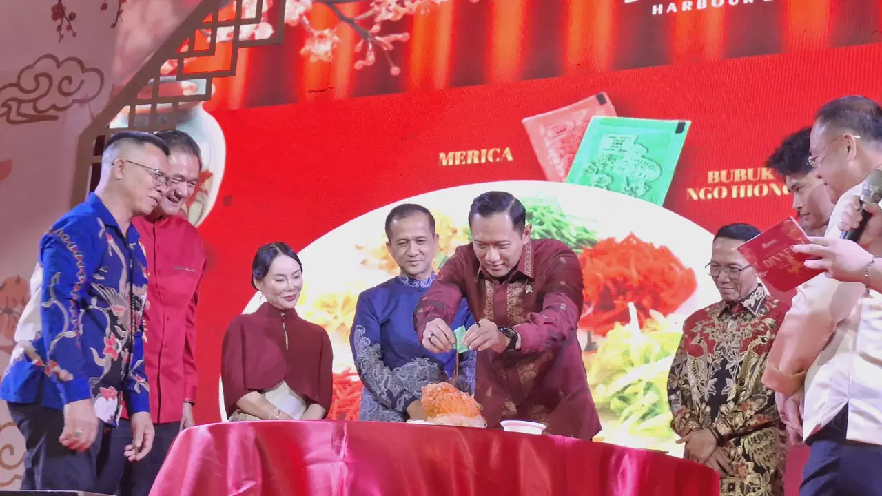 Menteri Koordinator Bidang Infrastruktur dan Pembangunan Kewilayahan (IPK), Agus Harimurti Yudhoyono ikut tradisi khas Tahun Baru Imlek, Lo Hei