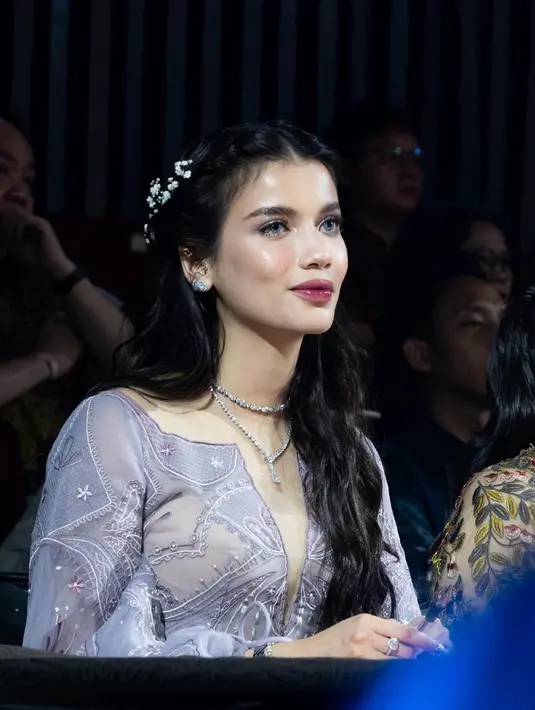 Lipstik ombre berry dan blush dengan soft lens abu-abu bikin wajah Sabrina terlihat boneka hidup [@sabrinachairunnisa_]