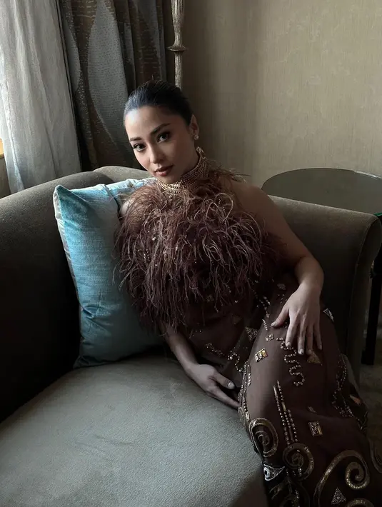 Sleeveless dress dengan aksen bulu yang mewah sempurna untuk gala dinner. [@nikitawillyofficial94]