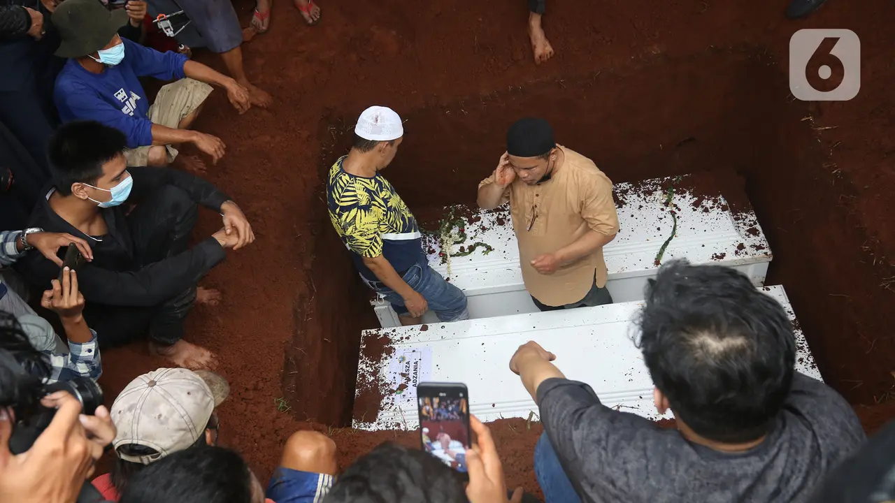FOTO: Suasana Duka Pemakaman Vanessa Angel dan Bibi Andriansyah