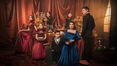 Menjalani pemotretan bersama dengan fotografer kondang Rio Motret, Ussy bersama suami dan kelima anaknya tampil keren dengan gaya bak keluarga kerajaan abad 15. Tampil kompak memakai gaun bersama buah hatinya yang perempuan, sosok Elea yang beranjak remaja pun tampil curi perhatian. (Liputan6.com/IG/@ussypratama)