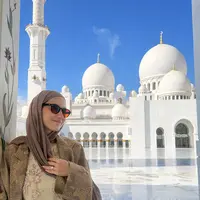 Intip tampilan adem Pevita Pearce berkerudung saat kunjung Masjid Agung Syeikh Zayed Abu Dhabi (@pevpearce)