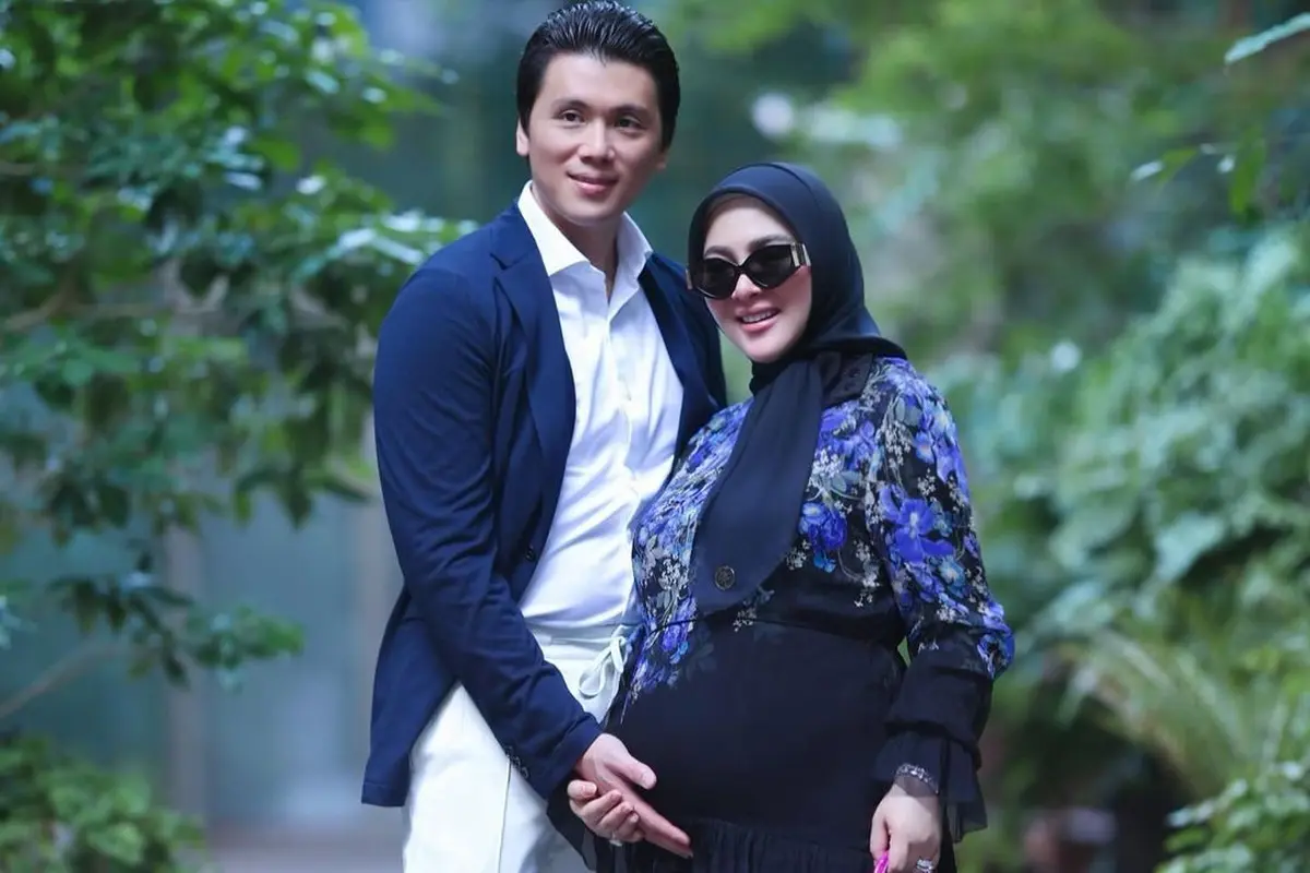 6 Potret Reino Barack Jadi Suami Siaga Selama Syahrini Hamil, Siap Menjadi Ayah
