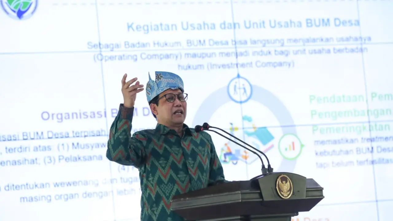 Gus Menteri saat memberikan penghargaan pada 73 Desa di Sidoarjo yang telah menyelesaikan data SDGs Desa.