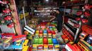 Pedagang mainan kayu membersihkan barang dagangannya di kawasan Kalibata, Jakarta, Selasa (18/10). Mainan kayu tradisional semacam ini masih bertahan oleh gempuran mainan-mainan modern di era digital saat ini. (Liputan6.com/Johan Tallo)
