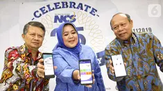 Dirut PT Nusantara Card Semesta (NCS) Reni S. Siregar (tengah) Direktur IT dan Human Capital Nanang Rohyat dan Direktur Operasional Mahatma Indra menunjukkan aplikasi NCS di Jakarta (6/12/2019). Aplikasi tersebut pelanggan bisa mendapatkan kebutuhan untuk mengirim paket atau dokumen. (Liputan6.com)