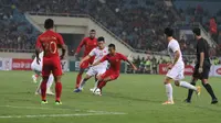 Pemain Timnas Indonesia U-23, Sani Rizki Fauzi, berusaha melepaskan diri dari kepungan pemain Vietnam dalam laga kedua Grup K Kualifikasi Piala AFC U-23 2020 di Stadion My Dinh, Hanoi, Vietnam, Minggu (24/3/2019). (PSSI)