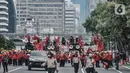 Massa buruh dari berbagai daerah menggelar longmarch saat unjuk rasa di kawasan Patung Kuda, Jakarta, Selasa (10/11/2020). Dalam aksinya massa buruh mendesak Presiden Jokowi untuk membatalkan UU Cipta Kerja. (merdeka.com/Iqbal S. Nugroho)