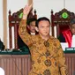 Basuki Tjahaja Purnama (Ahok) mengacungkan dua jari sesaat sebelum sidang lanjutan di Gedung Auditorium Kementerian Pertanian, Jakarta, Selasa (3/1). Sidang beragenda mendengarkan keterangan saksi dari pihak JPU. (Liputan6.com/Irwan Rismawan/Pool)