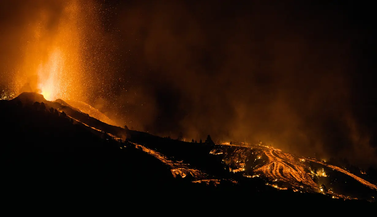 Lava mengalir dari letusan gunung berapi Cumbre Vieja di pulau La Palma di Kepulauan Canaria, Spanyol, Minggu (19/9/2021). Letusan gunung berapi itu memicu evakuasi besar-besaran terhadap kurang lebih 1.000 penduduk yang tinggal di sekitar Gunung Cumbre Vieja. (AP Photo/Jonathan Rodriguez)