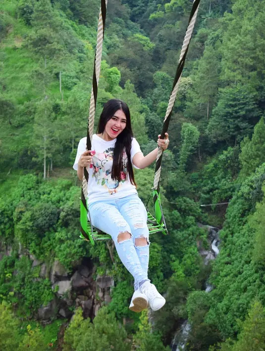 Di atas panggung, ia mengungkapkan pernah ikut mendaftar ajang pencarian bakat tersebut. Bahkan, hingga dua kali mengikuti audisi. (Instagram/viavallen)