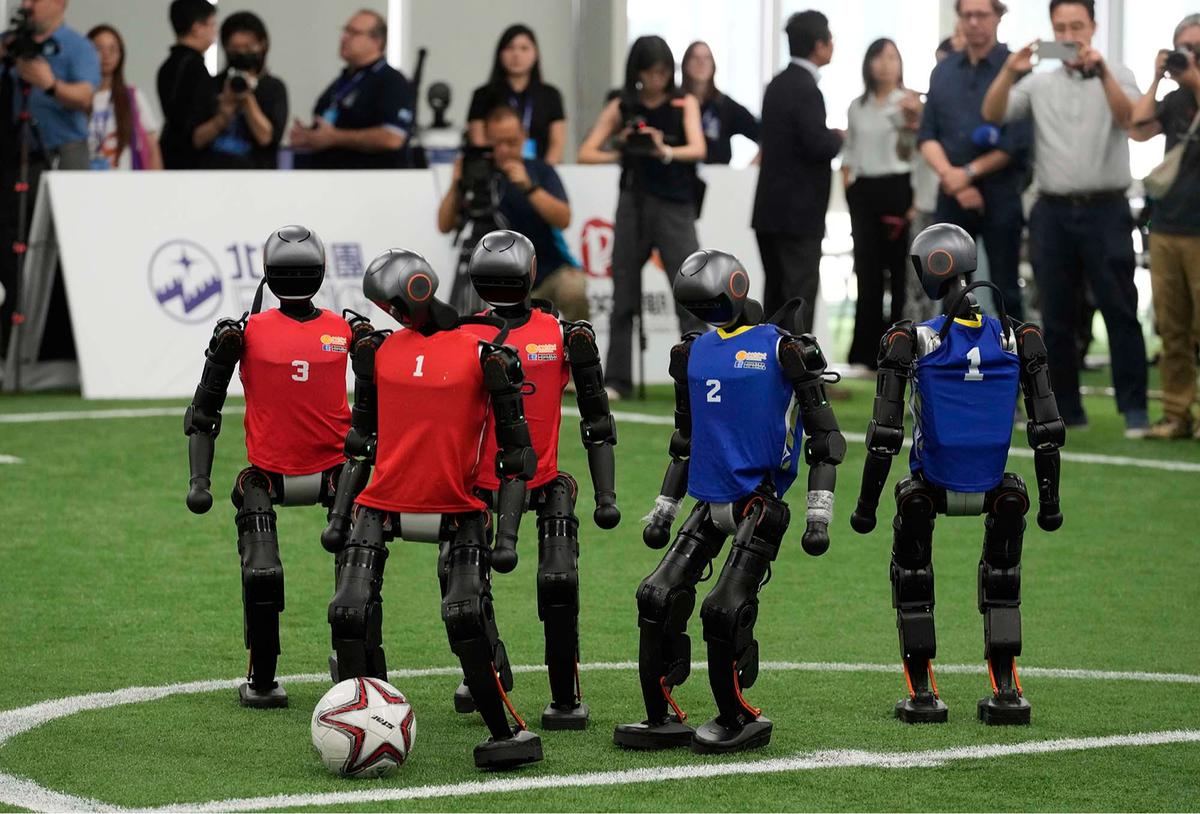 FOTO: Aksi Seru Robot Humanoid Main Bola Jelang World Humanoid Robot Games 2025