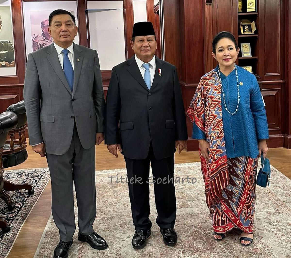 Gaya Kece Titiek Soeharto Foto Bareng Presiden Prabowo di Acara Sertijab Menhan