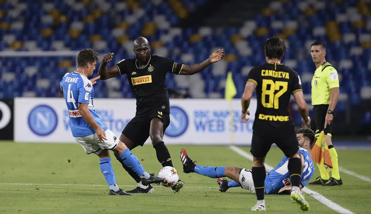Pemain Inter Milan Romelu Lukaku (kedua kiri) mencoba melewati pemain Napoli Diego Demme (kiri) pada leg kedua semifinal Coppa Italia di San Paolo Stadium, Naples, Italia, Sabtu (13/6/2020). Pertandingan berakhir 1-1, Napoli lolos ke final Coppa Italia dengan agregat 2-1. (Cafaro/LaPresse via AP)