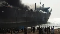 Kebakaran terjadi di galangan kapal Gadani, Pakistan, Selasa (1/11). Diduga kebakaran terjadi karena kelalaian selama pekerjaan mengelas di kapal tanker minyak tersebut. (AFP PHOTO / Rizwan Tabassum)