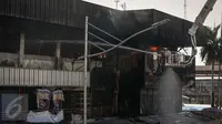Kobaran api terlihat di dalam kios yang berada di Blok III Pasar Senen, Jakarta Pusat, Kamis (19/1). Pihak Dinas Pemadam Kebakaran DKI belum dapat memberikan informasi terkait korban jiwa dalam kejadian tersebut. (Liputan6.com/Faizal Fanani)