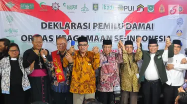 Ketua Umum Lembaga Persahabatan Ormas Islam (LPOI) Said Aqil Siradj (empat kanan) bersama sejumlah tokoh agama deklarasi Pemilu Damai di Jakarta, Jumat (22/3). LPOI menggelar deklarasi Pemilu Damai bersama 25 ormas keagamaan. (Liputan6.com/Angga Yuniar)