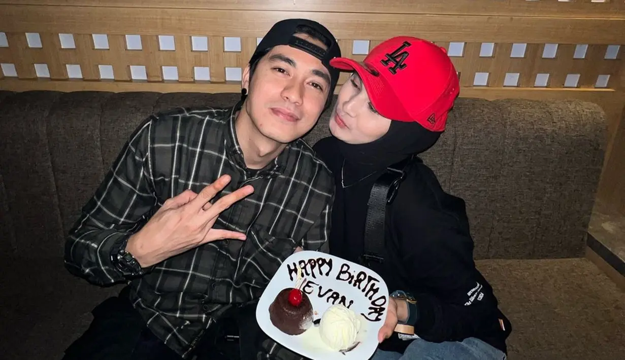 Melihat foto kebersamaan Evan dan Tami di momen ulang tahun Evan, netizen salah fokus dengan wajah keduanya. Evan Marvino disebut mirip dengan Aisyah anak keduanya, sementara Tami disebut mirip Hawa anak pertamanya. Kisah cintanya unik dan akhirnya berlabuh ke pelaminan, sejak menikah dan dikaruniai anak, pasangan ini tak lepas dari perhatian. (Liputan6.com/IG/@evanmarvino)