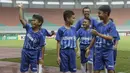 Sejumlah anak-anak dari suporter PSM Makassar usai menjadi pendamping saat laga Piala AFC melawan Home United di Stadion Pakansari, Bogor, Selasa (30/4). Kesempatan ini diberikan oleh Allianz sebagai salah satu sponsor. (Bola.com/Yoppy Renato)