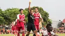Wasit memberikan kartu kuning kepada bek Barito Putera karena melanggar pemain Persija pada laga ujicoba di Stadion Bea Cukai, Jakarta, Selasa (5/4/2016). Kedua tim bermain imbang 2-2. (Bola.com/Vitalis Yogi Trisna)