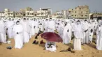 Pengikut komunitas Layene Senegal terlihat selama perayaan Tabaski (Idul Adha) di lingkungan populer Yoff di Dakar, Rabu (21/7/2021). Para jemaah mengenakan pakaian putih untuk merayakan hari raya umat Muslim yang dikenal di Senegal sebagai 'Tabaski'. (JOHN WESSELS / AFP)
