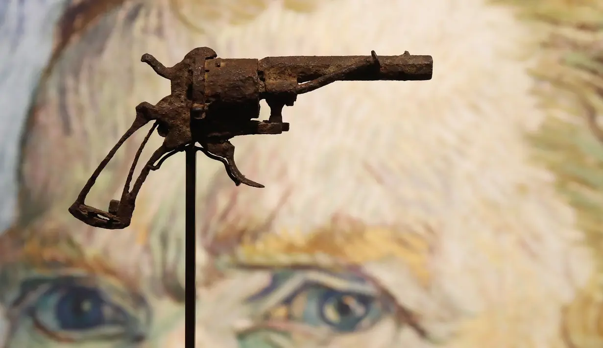 Pistol usang milik pelukis terkemuka asal Belanda, Vincent Van Gogh dipamerkan di sebuah rumah lelang di Paris, Prancis, 14 Juni 2019. Dalam acara lelang pada 19 Juni 2019, pistol jenis revolver Lefaucheux 7 mm itu laku hingga 162.500 euro atau sekitar Rp 2,6 miliar. (FRANCOIS GUILLOT/AFP)