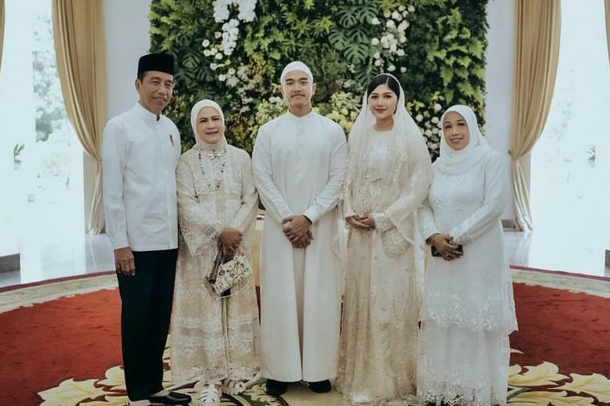 Pesona Anggun Ibu Negara Iriana Jokowi Hadiri Tasyakuran Kehamilan Erina Gudono, Tenteng Tas Branded Seharga Rp135 Juta