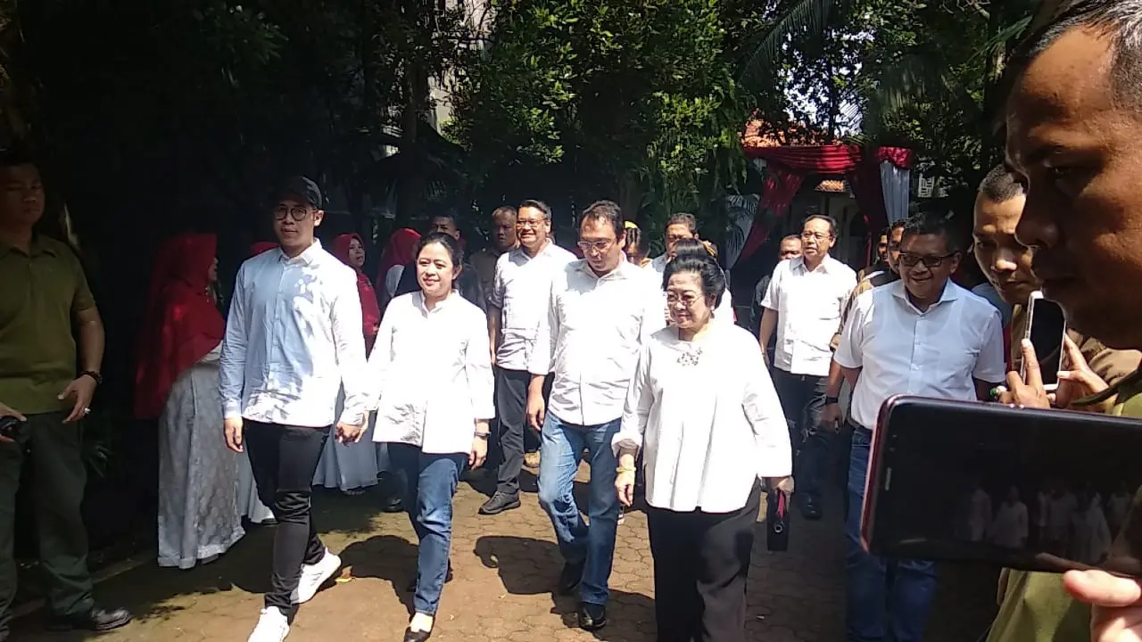 Presiden ke-5 RI Megawati Soekarnoputri menuju TPS.