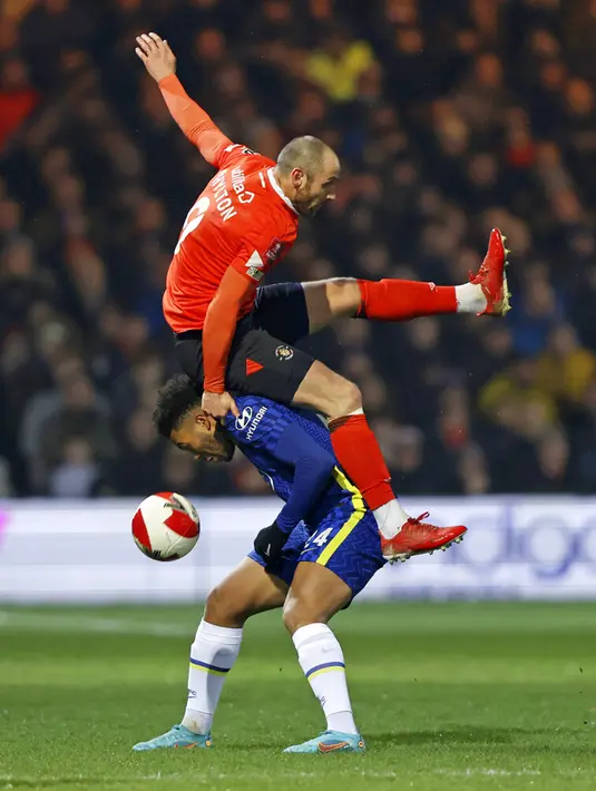 Pemain Luton Town Danny Hylton (atas) menyundul bola melewati pemain Chelsea Reece James pada pertandingan sepak bola putaran kelima Piala FA di Kenilworth Road, Luton, Inggris, 2 Maret 2022. Chelsea menang 3-2. (AP Photo/Ian Walton)