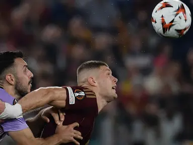 Bek Athletic Bilbao, Aitor Paredes (kiri) berebut bola dengan Artem Dovbyk (AS Roma) saat laga matchday 1 League Phase Liga Europa 2024/2025 di stadion Olimpico, Roma, pada Kamis 26 September 2024 atau Jumat (27/9/2024) dini hari WIB. (Filippo MONTEFORTE/AFP)