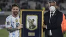 Lionel Messi juga berhasil meraih gelar sebagai pencetak gol internasional terbanyak di Amerika Selatan. Messi berhasil mengalahkan catatan legenda Brasil, Pele dengan mencetak 80 gol dalam 158 penampilannya di semua kompetisi. (AFP/Juan Mabromata)