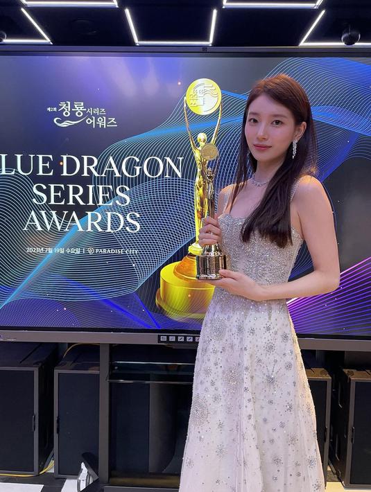 <p>"Halo ini Suzy. Terima kasih banyak. Merupakan kehormatan besar dinominasikan dengan senior yang saya hormati. Terima kasih banyak telah memberi saya penghargaan sebesar ini," kata Suzy. (Foto: Instagram/ management_soop)</p>