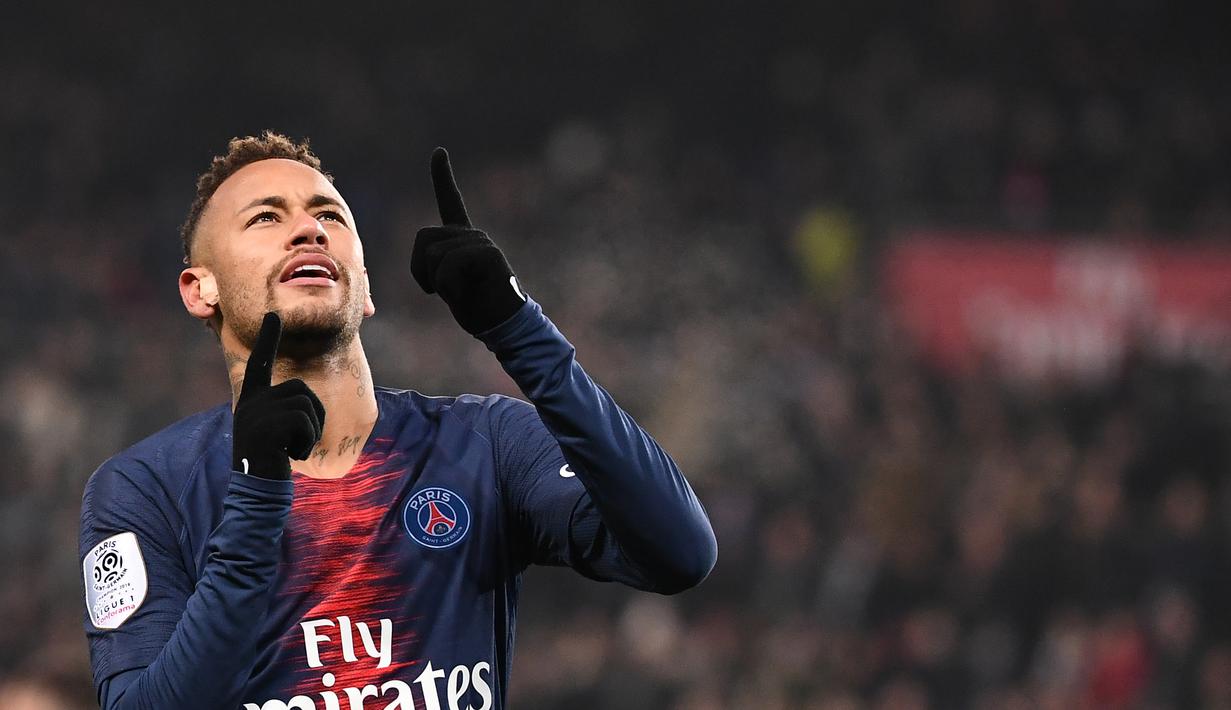 Kasus Neymar Jr dipengadilan pun banyak dibantu oleh peran sang ayah. Kini sang ayah menjadi popular saat urusi masalah anaknya di luar lapangan. (AFP/ Anne-Christine Poujoulat)