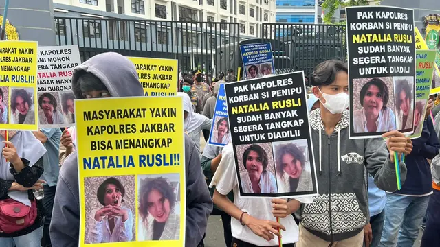 Sejumlah massa mendatangi Polres Metro Jakarta Barat pada Senin (5/12/2022) siang. Mereka berunjuk rasa meluapkan aspirasi, kepada polisi untuk segera menangkap seorang buron (Istimewa)