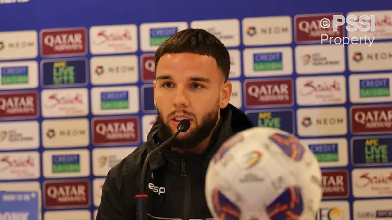 <p>Pemain Timnas Indonesia Calvin Verdonk menceritakan strateginya merayu Mees Hilgers agar bergabung dengan skuad Garuda dalam konferensi pers jelang laga melawan Bahrain pada Rabu (9/10/2024) malam WIB. (Dok. PSSI)</p>