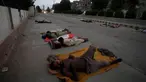Para pekerja tidur di pinggir jalan pada pagi hari yang panas di awal musim panas di Karachi, Pakistan, Rabu, 29 Mei 2024. (AP Photo/Fareed Khan)