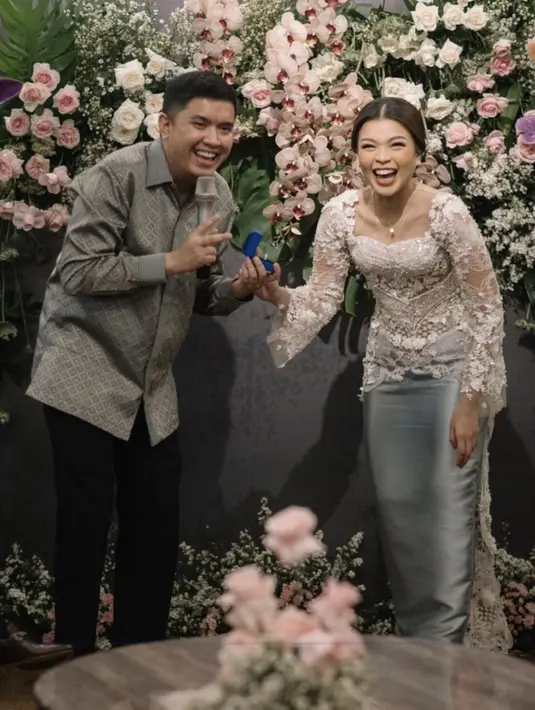 Kebaya Aisha dimodofikasi dengan aksen lengan lonceng yang hadirkan keunikan tersendiri.  [Foto: Instagram/ Oza Rangkuti]