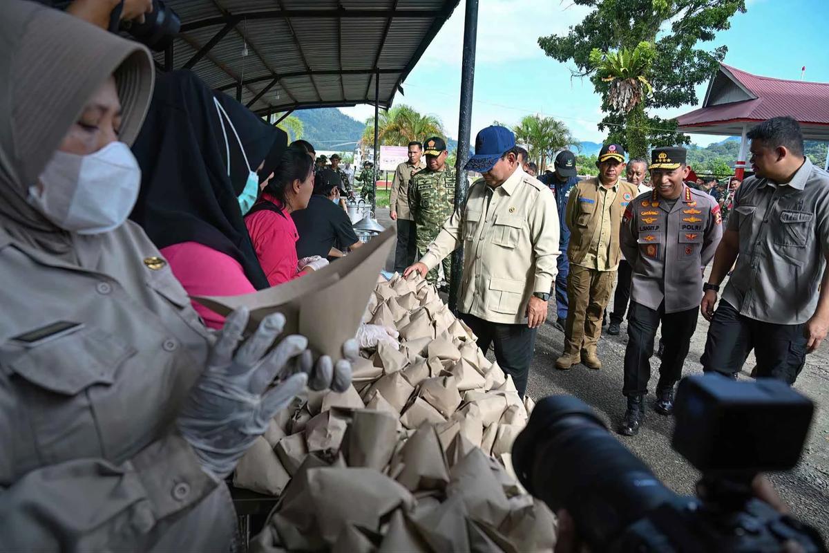 FOTO: Prabowo Tinjau Pengungsian dan Beri Dukungan kepada Warga Terdampak