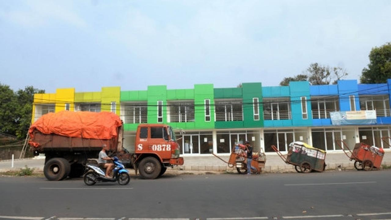 Akses ke Bantargebang diblokir, truk sampah DKI terlantar