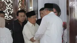 Wakil Presiden Jusuf Kalla bersalaman dengan Presiden ke-6 Susilo Bambang Yudhoyono (SBY) saat melayat almarhumah Siti Habibah di Puri Cikeas, Bogor, Jawa Barat, Sabtu (31/8/2019). Seperti diketahui, ibunda SBY meninggal pada usia 87 tahun di RS Mitra Keluarga Cibubur. (Liputan6.com/Herman Zakharia)