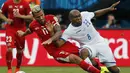 Gelandang Swiss, Valon Behrami (kiri) berusaha menahan pergerakan pemain Honduras, Wilson Palacios, saat berlaga di penyisihan Piala Dunia 2014 Grup E di Stadion Amazonia, Manaus, Brasil, (26/6/2014). (REUTERS/Siphiwe Sibeko)