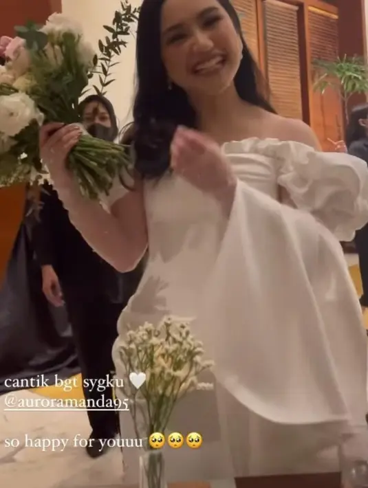 Di hari pernikahannya, Rachel Amanda selalu tersenyum bahagia. [instagram/khalisyana]