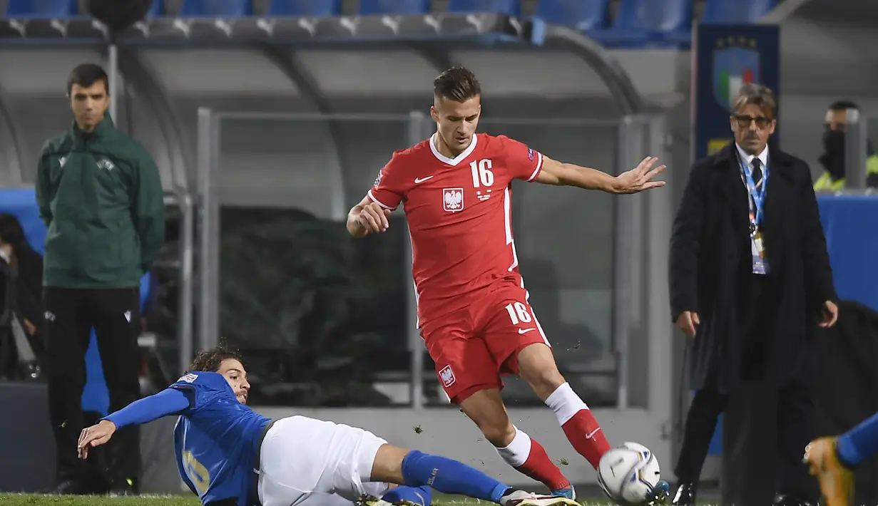 Gelandang Polandia, Arkadiusz Reca berusaha melewati gelandang Italia, Manuel Locatelli pada pertandingan UEFA Nations League di Stadion Mapei, di Reggio Emilia, Italia, Minggu (15/11/2020). Italia menang atas Polandia 2-0. (Fabio Ferrari/LaPresse via AP)