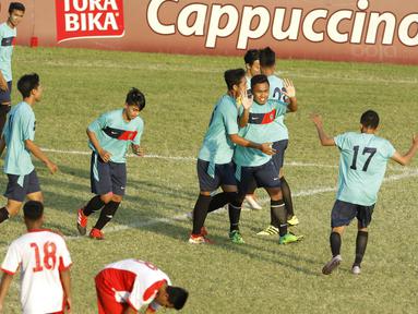 Pemain Universitas Negeri Malang (UM) merayakan kemenangan atas STIE Mara pada laga Torabika Campus Cup 2017 di Stadion Universitas Negeri Malang, Selasa, (31/10/2017). UM Menang 5-0 atas STIE Mara. (Bola.com/M Iqbal Ichsan)