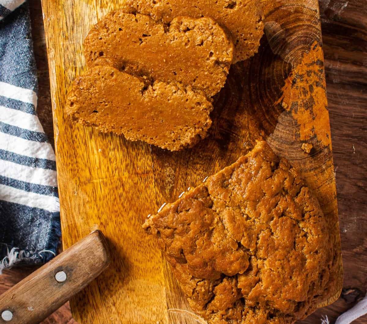 Menurut Dr. Axe, "Seitan mengandung protein tinggi, rendah kalori, dan rendah lemak, menjadikannya opsi yang menarik untuk penganut pola makan vegetarian atau vegan."