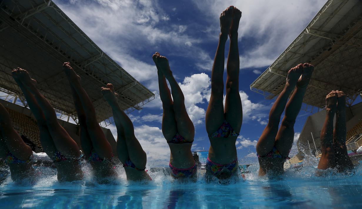 Tim renang indah putri Prancis sedang beraksi dalam sesi latihan resmi jelang kualifikasi Olimpiade 2016 di Rio de Janeiro, Brasil, (4/3/2016). (Reuters/Ricardo Moraes)