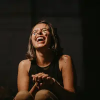 Tertawa dapat menularkan kebahagiaan kepada orang lain./copyright pexels/Rodolfo Quirós